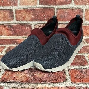 𝅺LORI Goldstein Slip-On Mesh Sneakers Women, NWOT, Gray and Maroon, Size 8M (38)